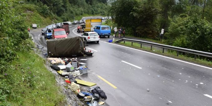 Der Lenker sowie die drei Mitfahrer-/innen konnten sich selbstständig aus dem Fahrzeug befreien. Unfall