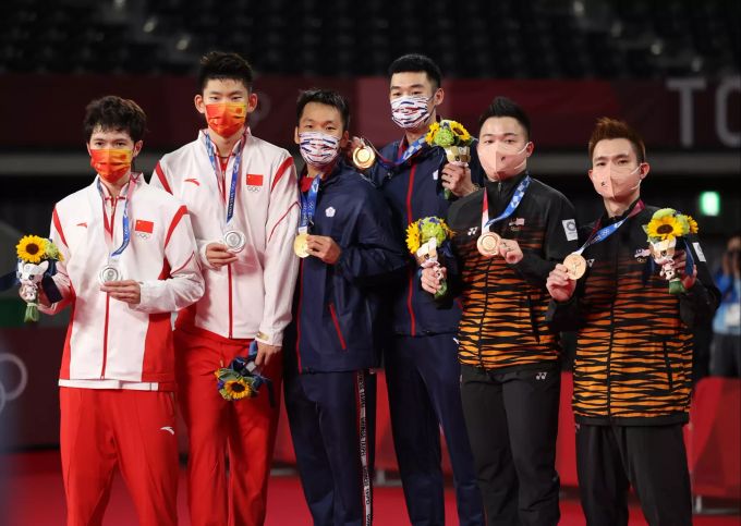 Li Junhui und Liu Yuchen (China), Wang Chi-lin und Wang Lee (Taiwan) und Aaron Chia und Wooi Yik Soh (Malaysia) mit den Badminton-Medaillen bei Olympia 2021. Olympia 2021 China Taiwan