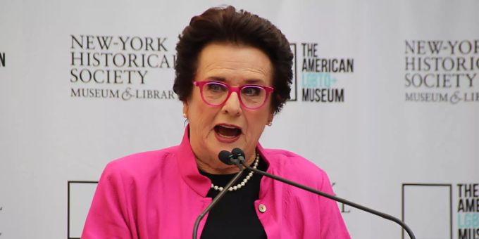Die ehemalige Tennisspielerin Billie Jean King spricht bei der Grundsteinlegung für das LGBTQ+-Museum. Der Anbau an die New-York Historical Society soll 2024 eröffnet werden. Foto: Christina Horsten/dpa LGBTQ+-Museum
