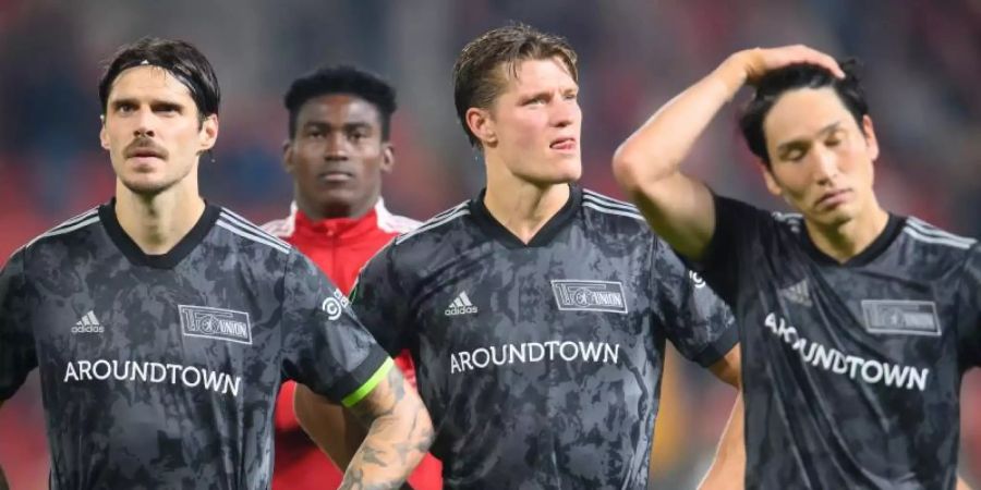 Nach der Niederlage bei Slavia Prag werden die enttäuschten Spieler vom 1. FC Union Berlin von den mitgereisten Fans laut gefeiert. Foto: Robert Michael/dpa-Zentralbild/dpa