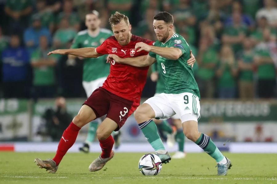 Silvan Widmer (l.) im Duell mit Conor Washington (r.).