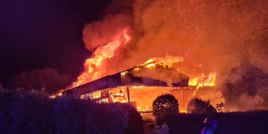 Ein Supermarkt ist in Ratingen trotz eines Grosseinsatzes der Feuerwehr komplett ausgebrannt. Foto: Feuerwehr Ratingen/dpa