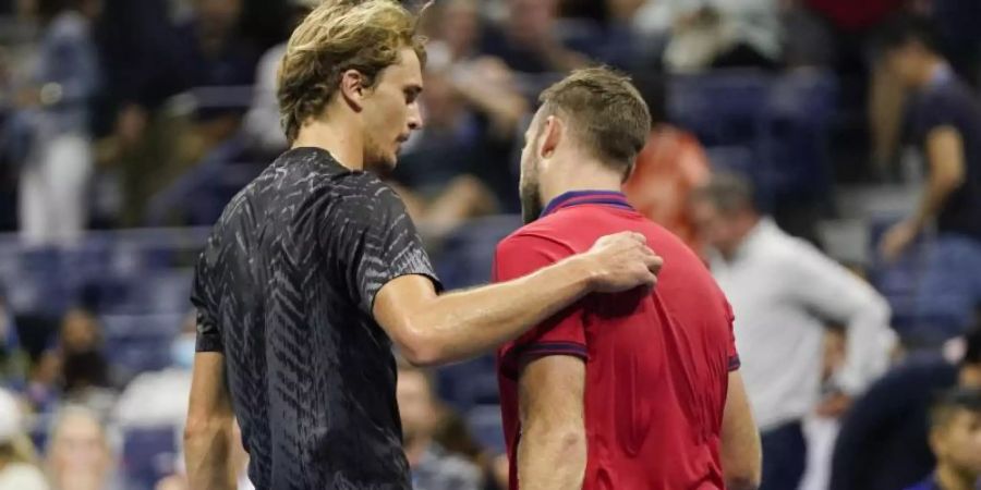 Alexander Zverev (l) tröstet Jack Sock nach dessen verletzungsbedingter Aufgabe. Foto: Frank Franklin II/AP/dpa