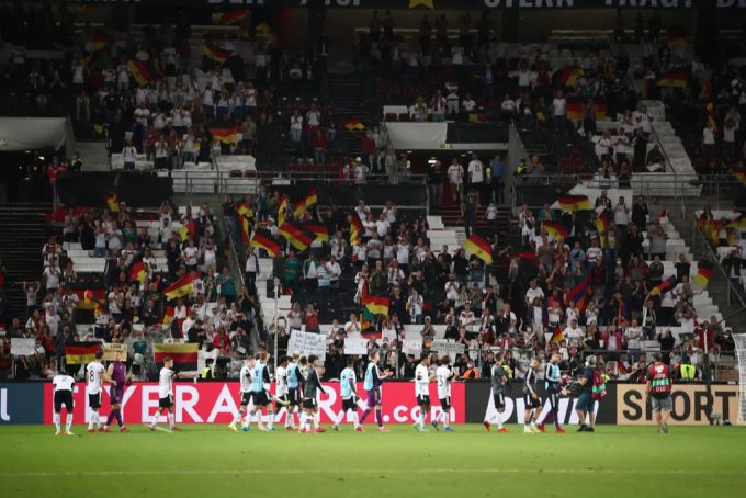 Begeisterte Fans beim WM-Qualifikationsspiel in Stuttgart. Stuttgart