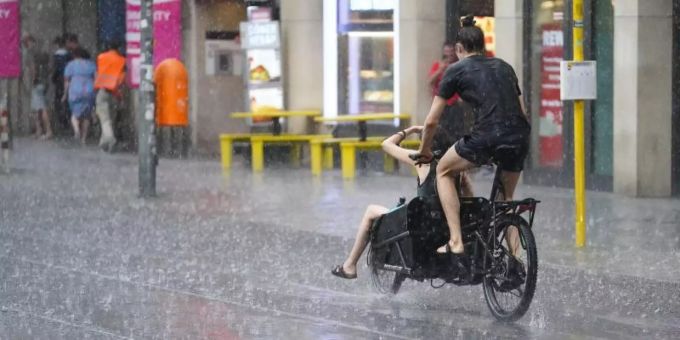 Auch in Berlin gab es in diesem Sommer zuviel Regen. Foto: Jörg Carstensen/dpa Auch in Berlin gab es in diesem Sommer zuviel Regen. Foto: Jörg Carstensen/dpa
