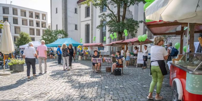 Musikalische Klänge und buntes Angebot