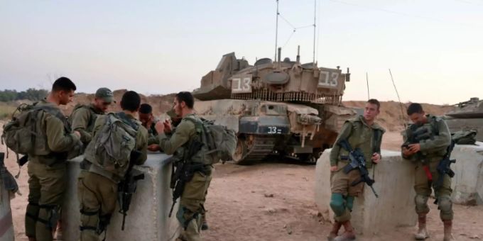 Soldaten der israelischen Armee auf der Suche nach den Geflohenen. Israelische Armee