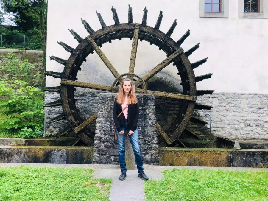 Lerna Scherer posiert während der Nau.ch-Reportage vor dem Wasserrad der Schlossmühle in Aarau.