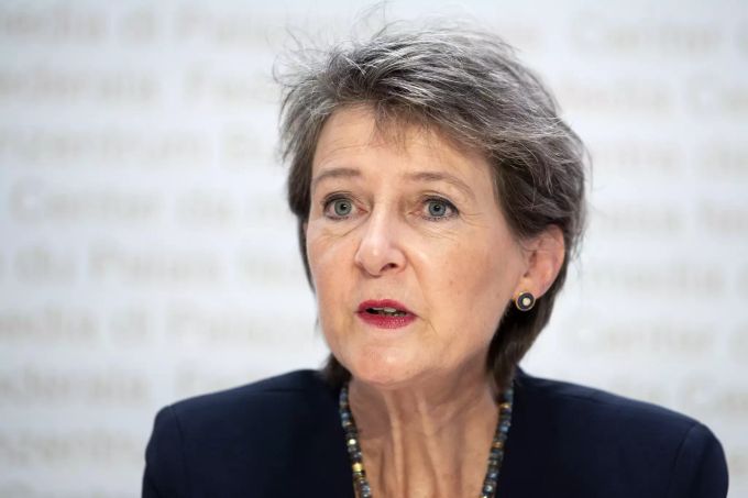 Simonetta Sommaruga spricht vor den Medien. Simonetta Sommaruga