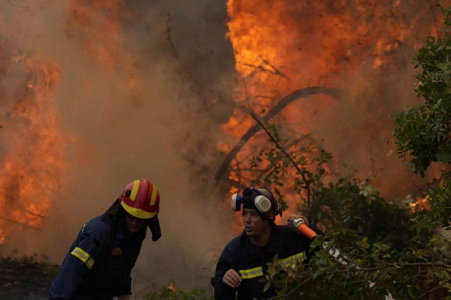 Griechische Feuerwehrleute im Einsatz auf Euböa.