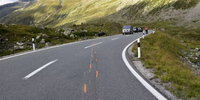 Das Motorrad rutschte über die Gegenfahrbahn und kam neben dem linken Strassenrand im Wiesland zum Stillstand. Unfall