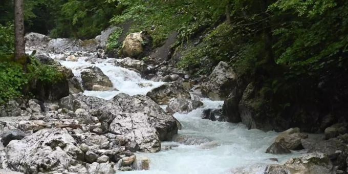 Der Hammersbach am Ausgang der Höllentalklamm. Foto: Lennart Preiss/dpa höllental (wetterstein)