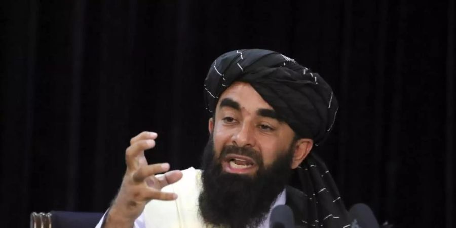 Taliban-Sprecher Sabiullah Mudschahid schlägt versöhnliche Töne an. Foto: Rahmat Gul/AP/dpa