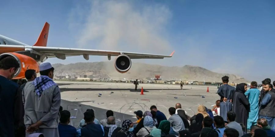 Menschen am Flughafen Kabul am Montag