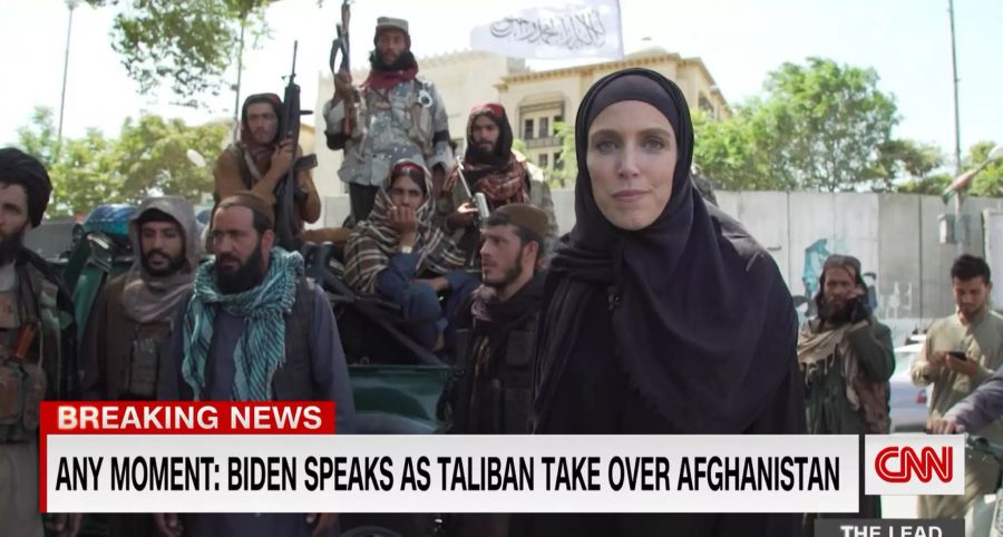 «CNN»-Reporterin Clarissa Ward steht für eine Recherche mitten in einer Gruppe Taliban.