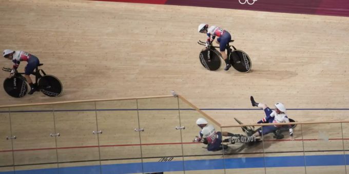Josie Knight (l.) und Laura Kenny (o.) sehen, wie ihre Teamkolleginnen Neah Evans und Katie Archibald beim Jubel an Olympia 2021 stürzen. olympia 2021