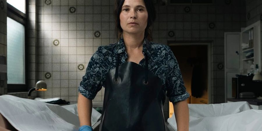 Schauspielerin Anna Fischer als Titelfigur Lisa Taubenbaum in «Die Bestatterin: Zweieinhalb Tote».