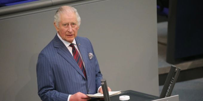 König Charles sorgt mit seiner Rede am Deutschen Bundestag für einige Lacher. könig charles rede bundestag