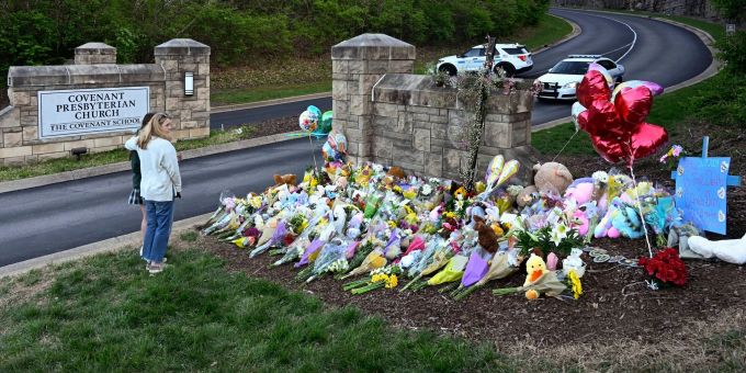 Bei Schüssen an einer Grundschule in Nashville im US-Bundesstaat Tennessee sind am Montag drei Kinder und drei Erwachsene getötet worden. Bei Schüssen an einer Grundschule in Nashville im US-Bundesstaat Tennessee sind am Montag drei Kinder und drei Erwachsene getötet worden.