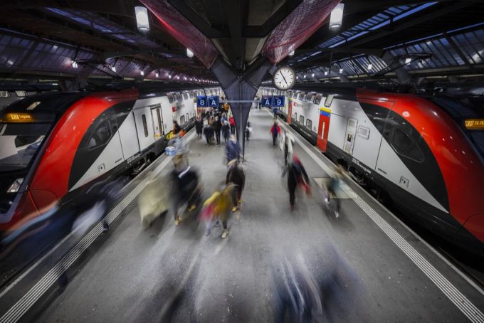 Reisende am Bahnhof Zürich neben Zügen der SBB. (Archivbild) SBB