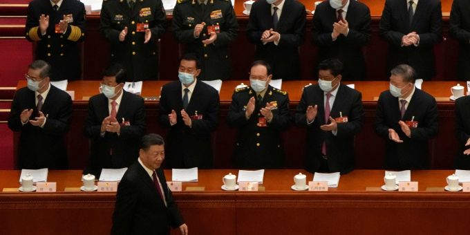 Delegierte applaudieren bei der Ankunft von Präsident Xi Jinping zur Eröffnungssitzung des Nationalen Volkskongresses (NVK) in Peking. Delegierte applaudieren bei der Ankunft von Präsident Xi Jinping zur Eröffnungssitzung des Nationalen Volkskongresses (NVK) in Peking.