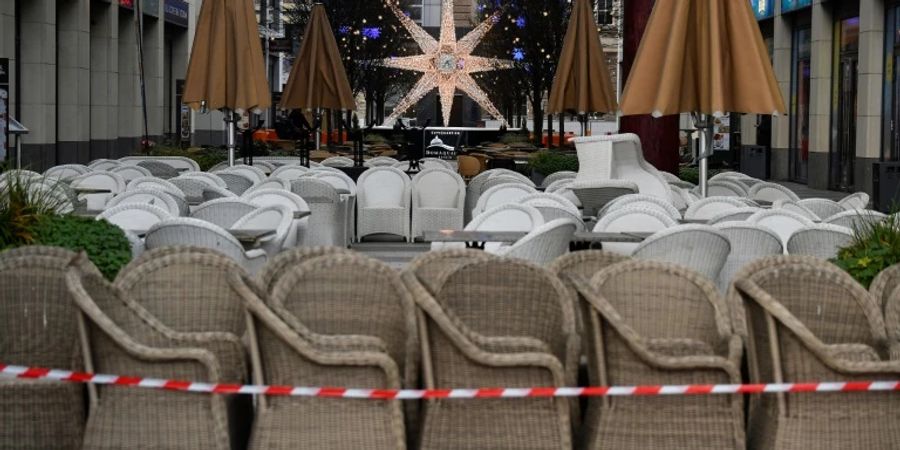Gesicherte Stühle an einem Bistro in Berlin