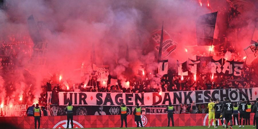 In Mainz zündeten die Frankfurter Anhänger Bengalos.