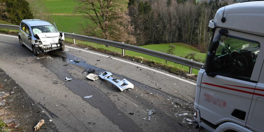 Oberhelfenschwil: Frontalkollision zwischen Auto und Lastwagen