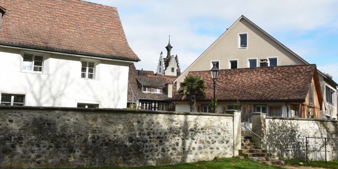 Häuser und eine Kirche hinter einer Mauer