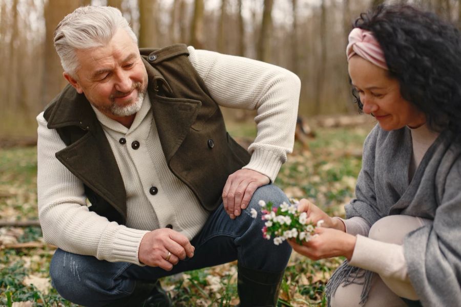 Paar geniessen Alter Blumen