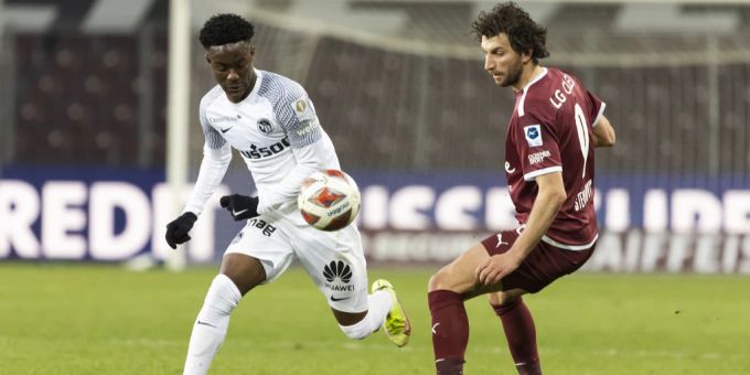 Felix Mambimbi (links) wechselt nun doch nicht von YB zu GC. GC YB