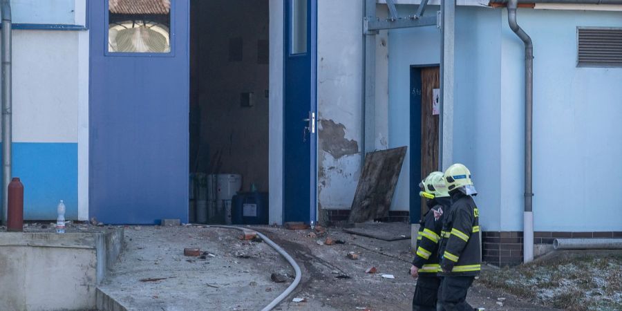 Feuerwehrleute vor einer Firma in Kostany, in der Gasflaschen explodiert sind.