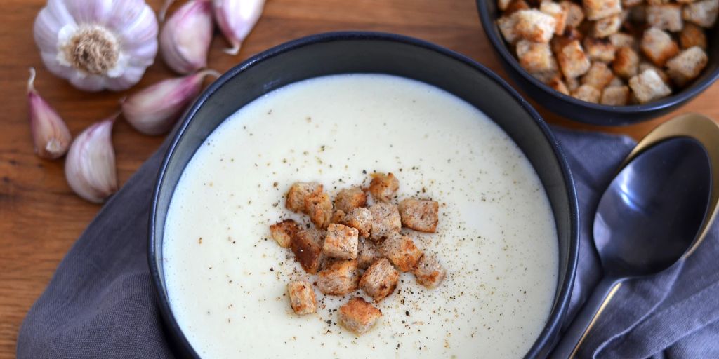 Rezept für crèmige Knoblauchsuppe mit Muskat-Croûtons