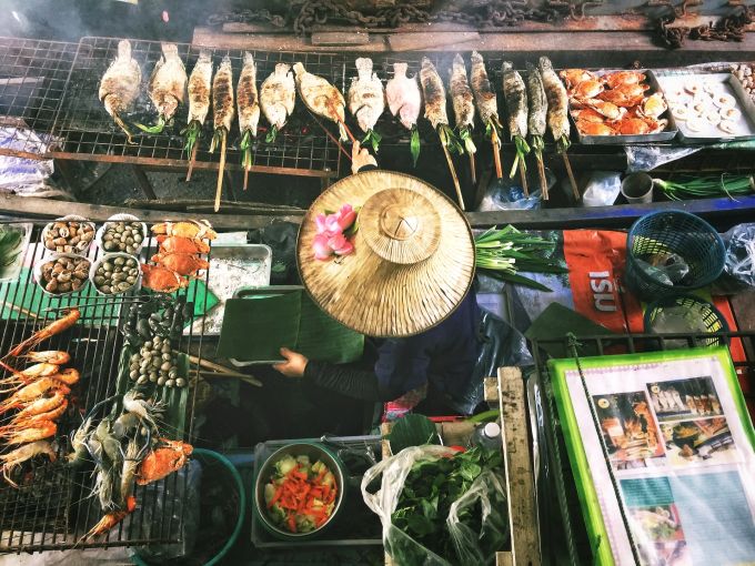 Multitasking an einem Marktstand in Bangkok. Bangkok Mart Multitasking