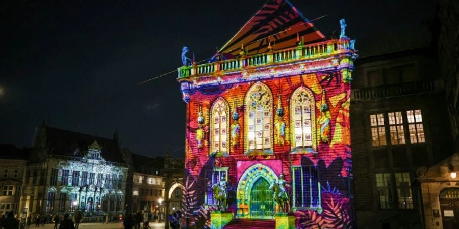 Altes Rathaus in Bremen bei Lichtshow im Januar
