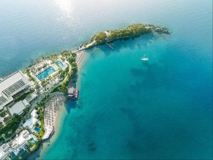 Die Anlage überzeugt nicht nur mit einer atemberaubenden Aussicht, sondern auch mit direktem Strandzugang – die perfekte Unterkunft für Ihre Ferien auf Korfu. Ferien auf Korfu