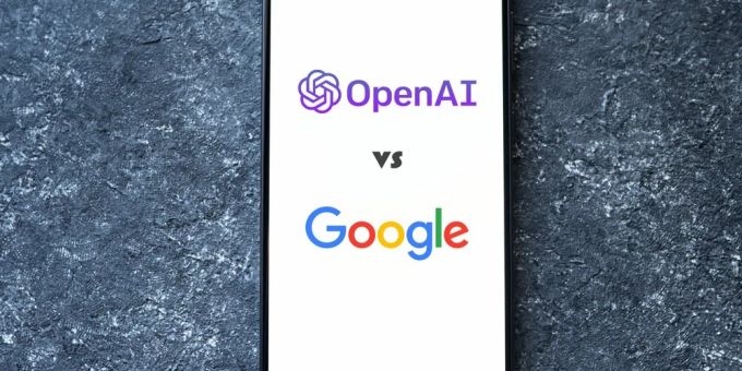 OpenAI und Google sind derzeit die grössten Widersacher am Markt der Chatbots und Künstlichen Intelligenz. OpenAI und Google-Logo sind zu sehen.