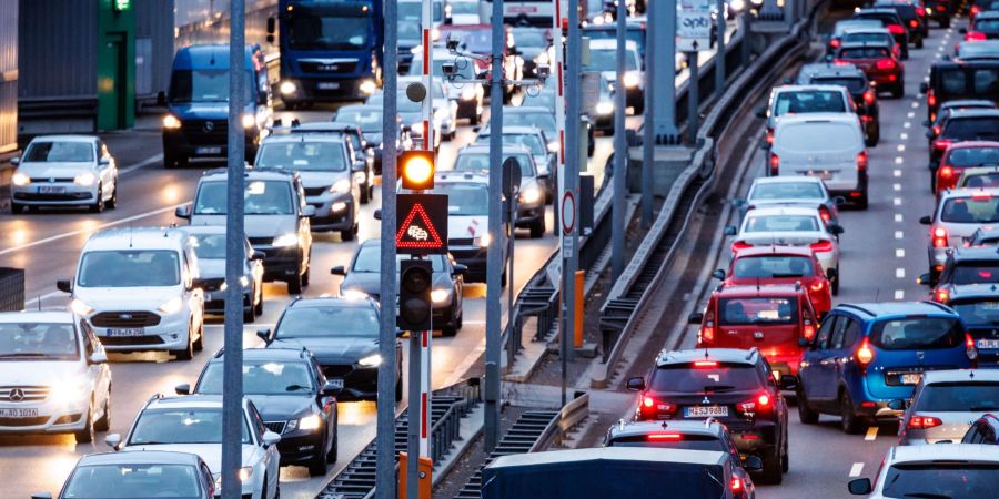 Dichter Verkehr am Morgen im Tunnel Heckenstallerstrasse auf dem Mittleren Ring B2R in München.