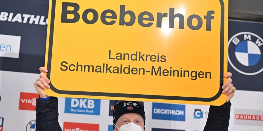 Johannes Thingnes Bö aus Norwegen zeigt ein Ortsschild mit der Aufschrift «Boeberhof». Das Schild hatte Bö zuvor von den Organisatoren der WM in Oberhof überreicht bekommen.