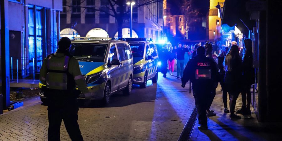 Zu einer Karnevalsfete in Menden im Sauerland rückte die Polizei am Samstagabend mit einem Grossaufgebot aus, weil zu viele Menschen zeitgleich in ein Festzelt drängten.