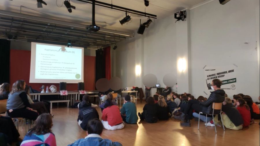 Die Mitglieder des Klimastreiks versammeln sich in der Aula des Gymnasiums am Münsterplatz.