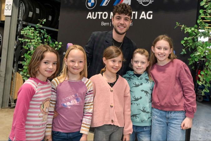 Luca Hänni mit Kindern der Gotthelfschule Thun.