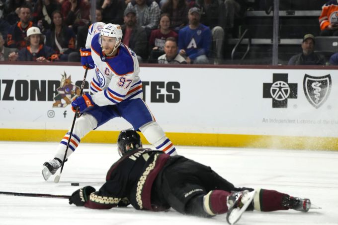 Conor McDavid (Nr. 97) gelang gegen die Coyotes mit einem Assist sein 140. Scorerpunkt in dieser Saison. nhl
