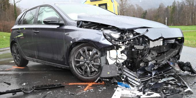 Salez SG: 43-Jähriger nach Kollision zwischen zwei Autos verletzt. Salez SG
