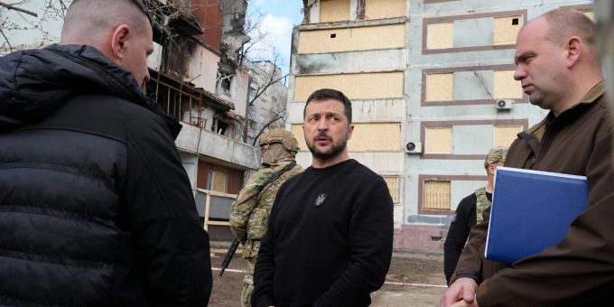 Der ukrainische Präsident Wolodymyr Selenskyj besucht ein von Raketen beschädigtes Gebiet in Saporischschja. (Archvibild) Wolodymyr Selenskyj