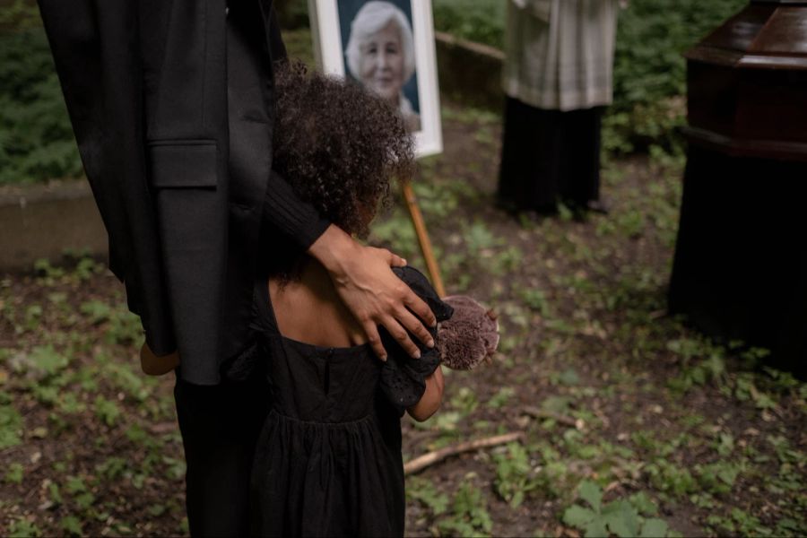 Kuscheltier Oma Kind Friedhof