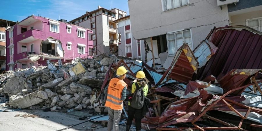 Helfer durchsuchen nach dem Erdbeben Ruinen im türkischen Hatay