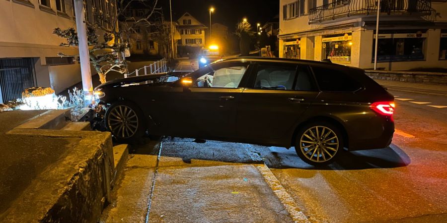 In Beromünster kollidierte ein Lenker mit einem Kadelaber
