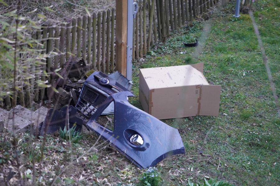 Trümmerteile des verunfallen Autos in Ebnat-Kappel.
