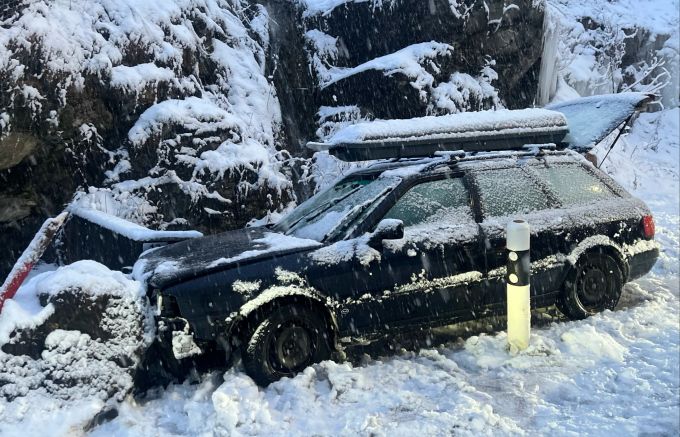 Unfall bei schneebedeckter Strasse. Gams SG